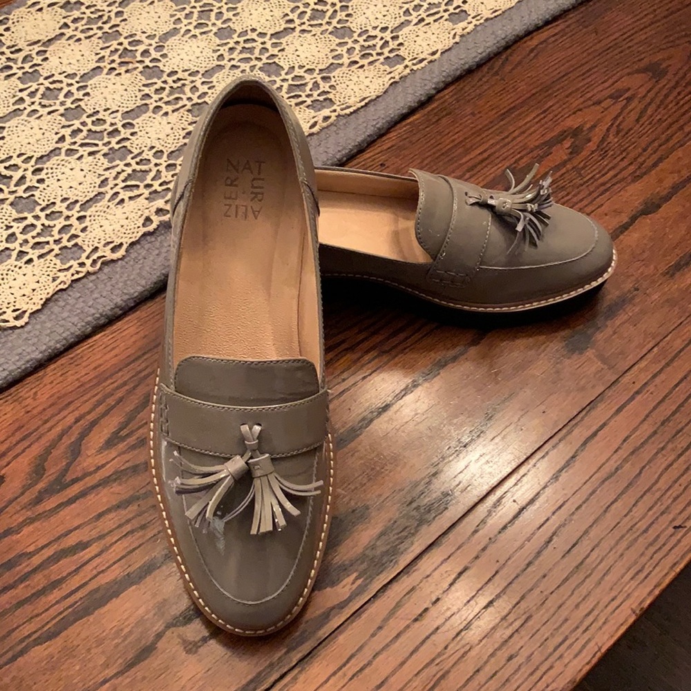 Naturalizer gray patent leather tassel loafers